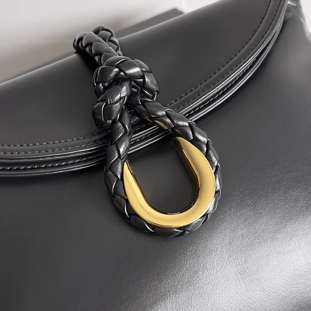 Batch 1520 Inspired by the 1970s, the Bottega Veneta women's logo shoulder bag has a smooth leather surface that brings a clean and handsome feel, just like the neatness and tenacity of a working woman. The front buckle has high-quality hardware pendant body, the overall retro elegance, and the excellent leather feels soft. This Bottega Veneta series can be described as beautiful, weakening the complexity of the outfit, not competing for it, and only using the best quality to interpret itself. Style number: 806030 (small size) Size: 27*16*6cm